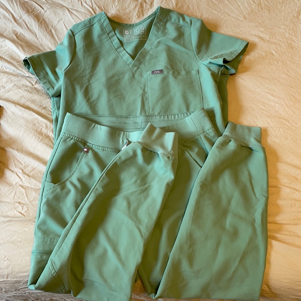 FIGS green set XS top S PETITE bottoms